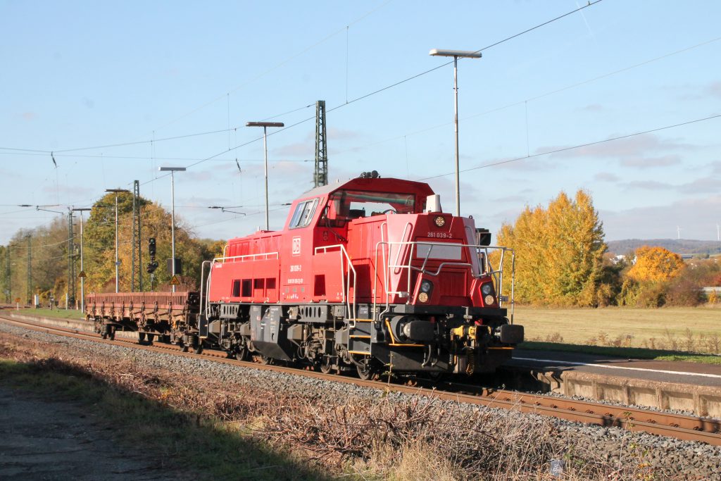 261 039 durchquert den Bahnhof Dutenhofen auf der Dillstrecke, aufgenommen am 31.10.2016.