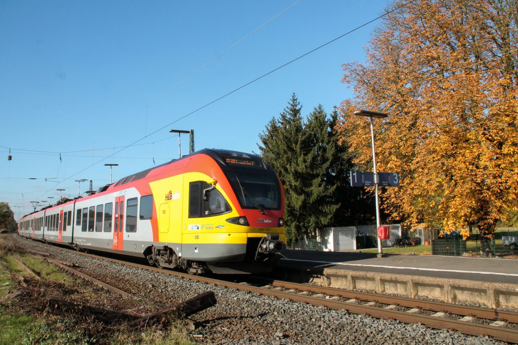 429 042 der HLB durchquert den Bahnhof Dutenhofen auf der Dillstrecke, aufgenommen am 31.10.2016.