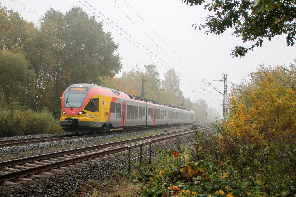 429 048 verlässt das neblige Dutenhofen auf der Dillstrecke, aufgenommen am 27.10.2016.