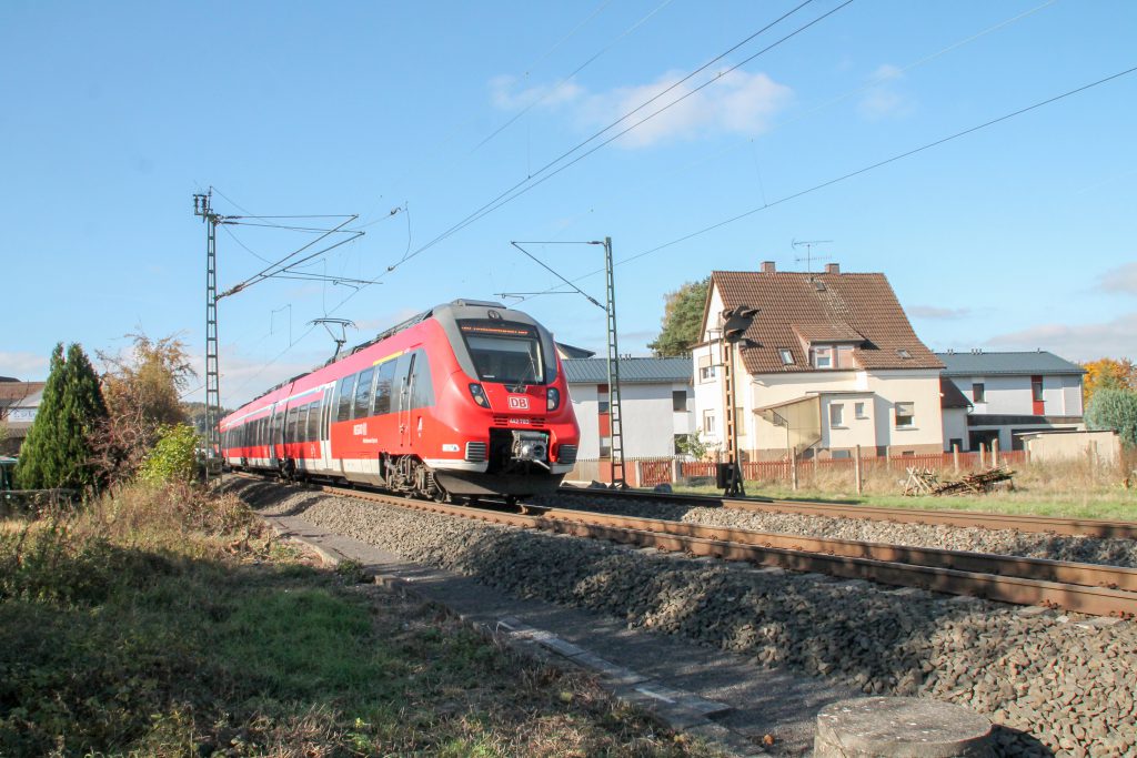 442 383 verlässt den Bahnhof Dutenhofen auf der Dillstrecke, aufgenommen am 31.10.2016.