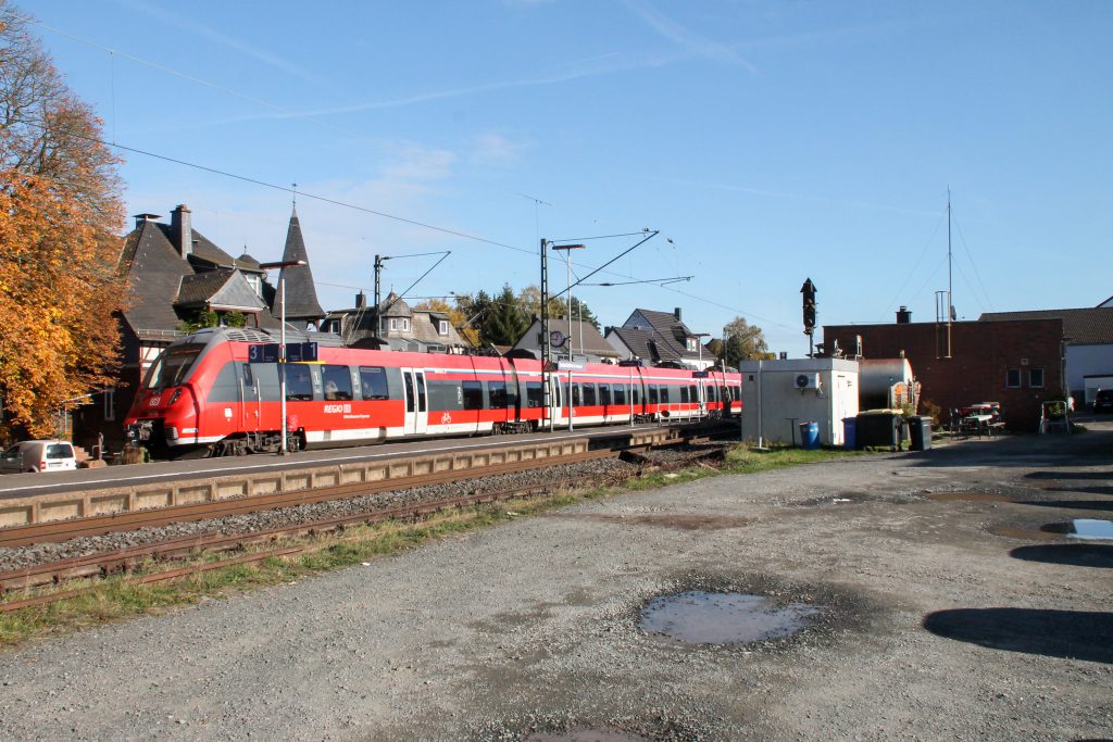 Ein TALENT 2 fährt in den Bahnhof Dutenhofen auf der Dillstrecke ein, aufgenommen am 31.10.2016.