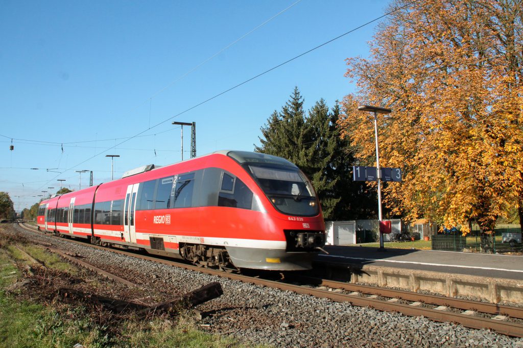 643 039 durchquert den Bahnhof Dutenhofen auf der Dillstrecke, aufgenommen am 31.10.2016.