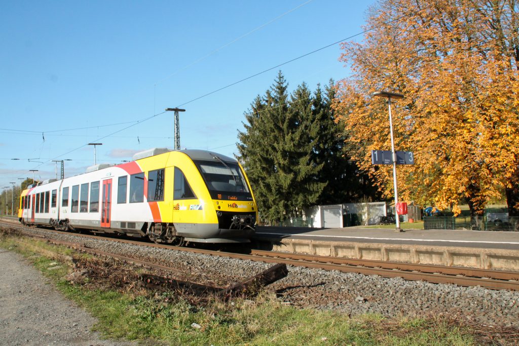 Ein LINT der HLB hält im Bahnhof Dutenhofen auf der Dillstrecke, aufgenommen am 31.10.2016.