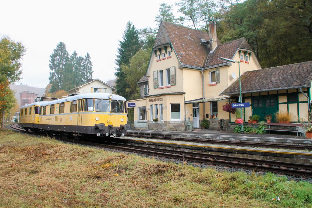 725 004 und 726 004 in Gräveneck auf der Lahntalbahn, aufgenommen am 29.10.2016.