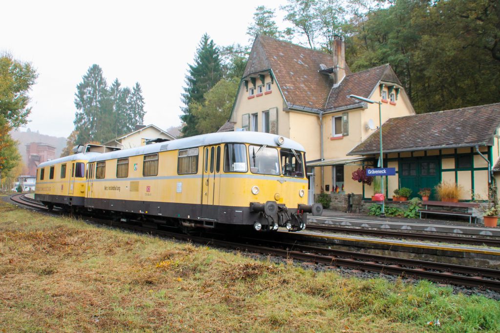 725 004 und 726 004 durchqueren Gräveneck auf der Lahntalbahn, aufgenommen am 29.10.2016.