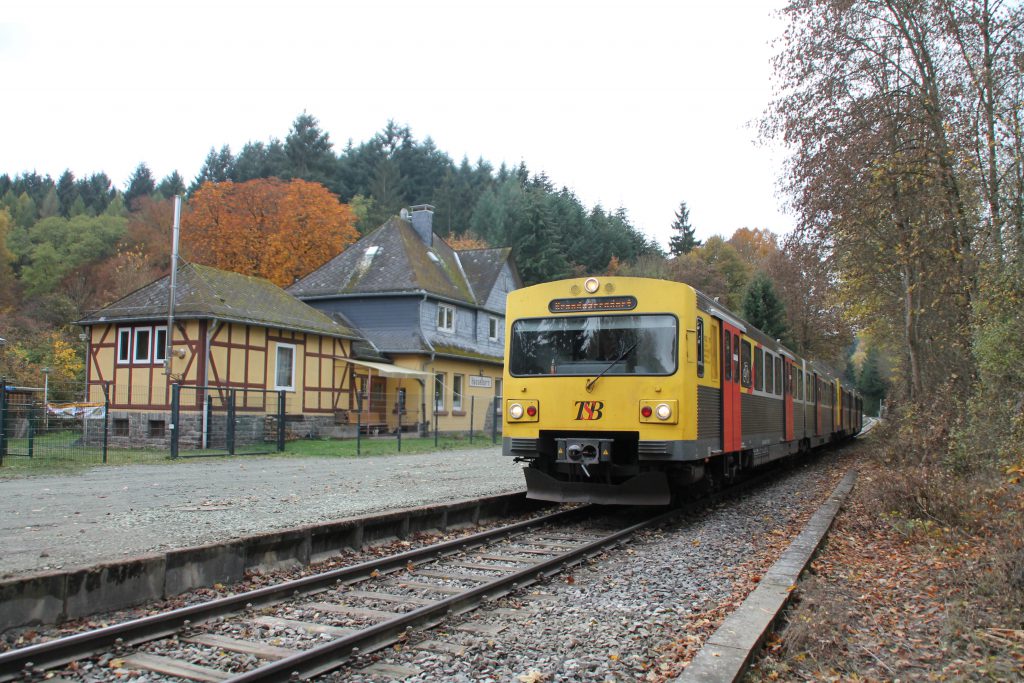 Zwei VT2E der HLB am ehemaligen Bahnhofsgebäude von Hasselborn auf der Taunusbahn, aufgenommen am 03.11.2016.