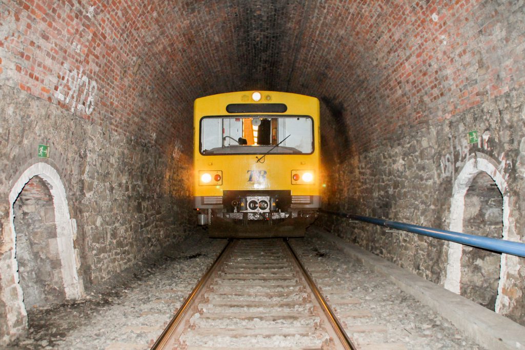 Ein VT2E der HLB im Hasselborner Tunnel auf der Taunusbahn, aufgenommen am 09.11.2016.