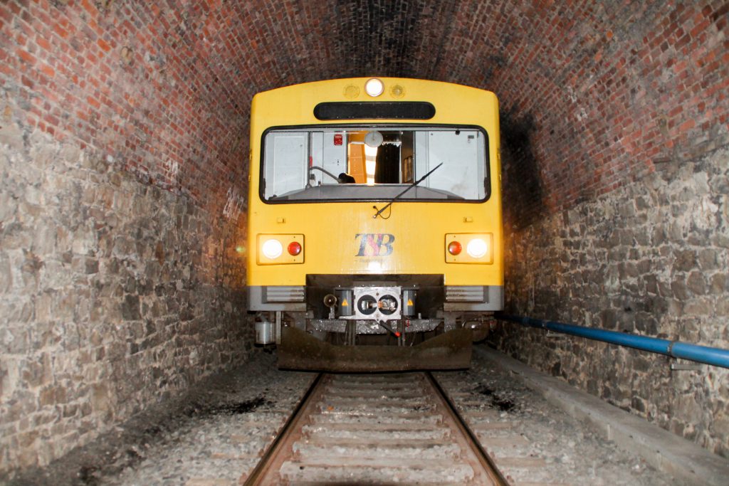 Ein VT2E der HLB ist im Hasselborner Tunnel auf der Taunusbahn, aufgenommen am 09.11.2016.