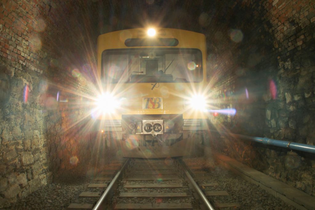 Eine Langzeitbelichtung eines VT2E der HLB im Hasselborner Tunnel auf der Taunusbahn, aufgenommen am 09.11.2016.