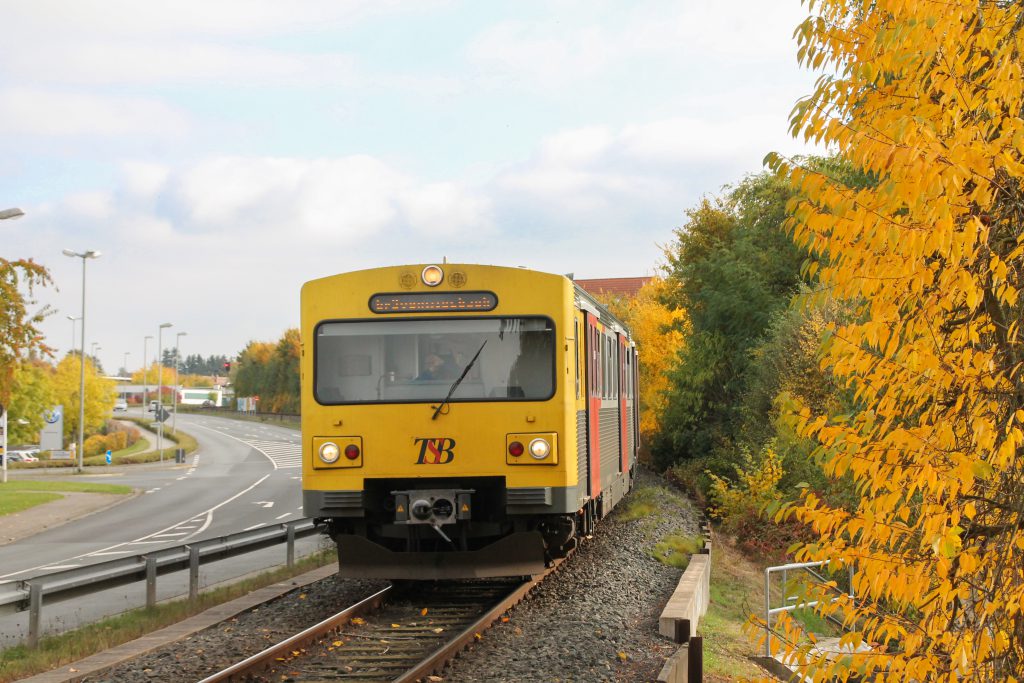 Zwei VT2E der HLB kurz vor dem Haltepunkt Hausen auf der Taunusbahn, aufgenommen am 27.10.2016.