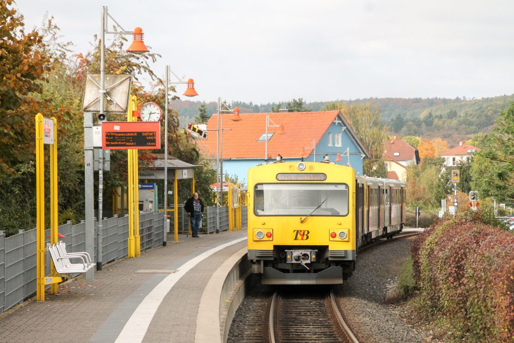 Zwei VT2E der HLB am Haltepunkt Hausen auf der Taunusbahn, aufgenommen am 27.10.2016.