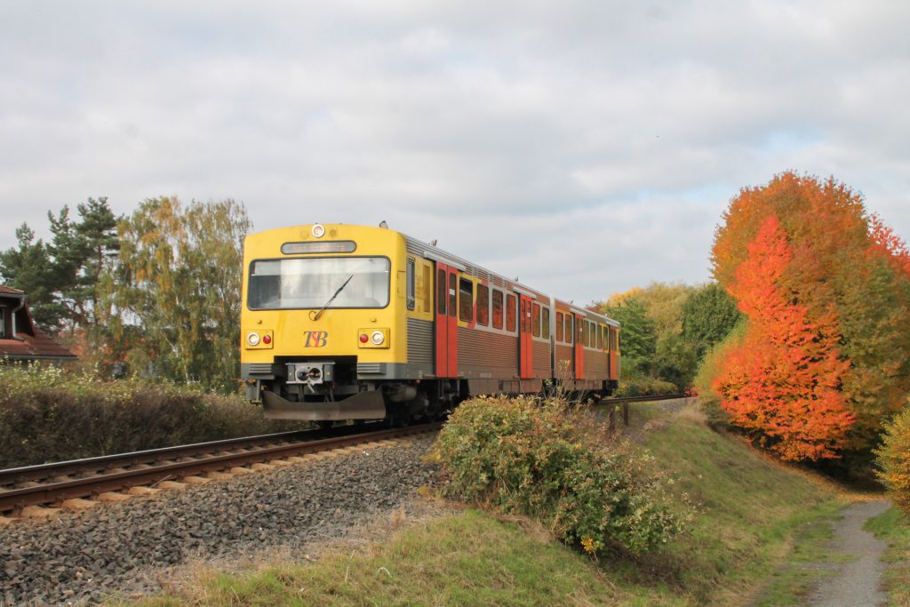 Ein VT2E der HLB am Bahndamm bei Hausen auf der Taunusbahn, aufgenommen am 27.10.2016.