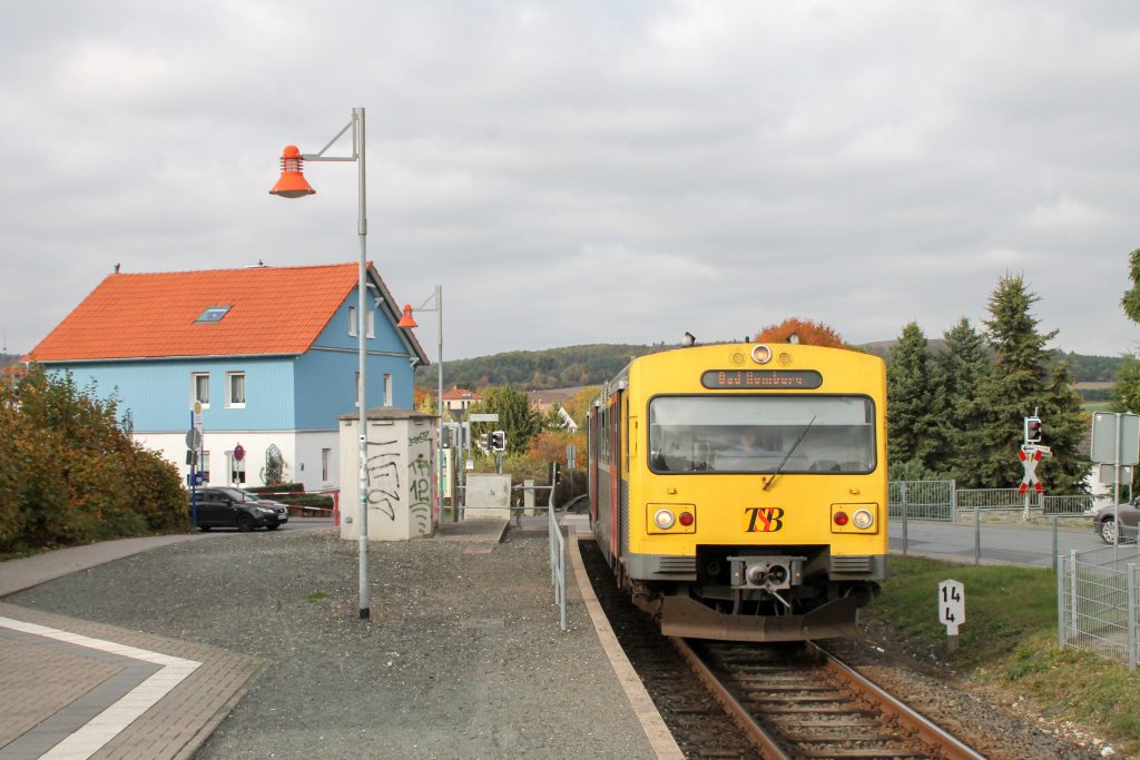 Ein VT2E der HLB erreicht den Haltepunkt Hausen auf der Taunusbahn, aufgenommen am 27.10.2016.