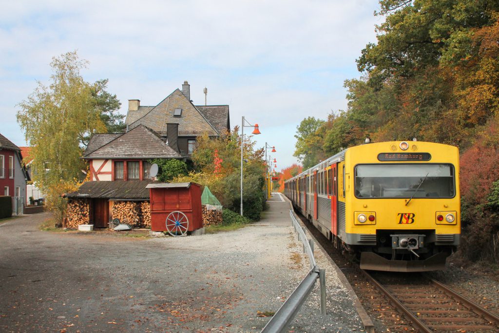 Drei VT2E der HLB am Haltepunkt Hundstadt auf der Taunusbahn, aufgenommen am 27.10.2016.