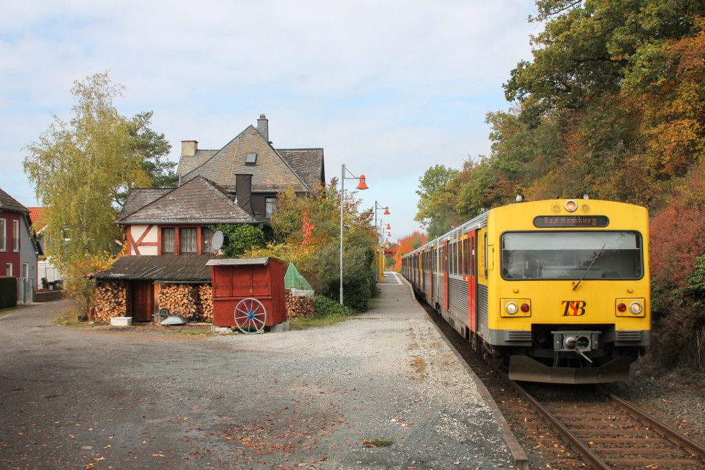 Drei VT2E der HLB am Haltepunkt Hundstadt auf der Taunusbahn, aufgenommen am 27.10.2016. (Bearbeitet)