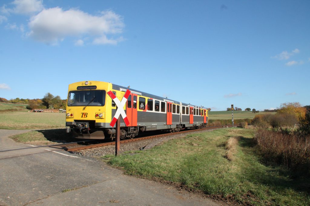 Ein VT2E der HLB an einem unbeschranktem Bahnübergang bei Hundstadt auf der Taunusbahn, aufgenommen am 29.10.2016.