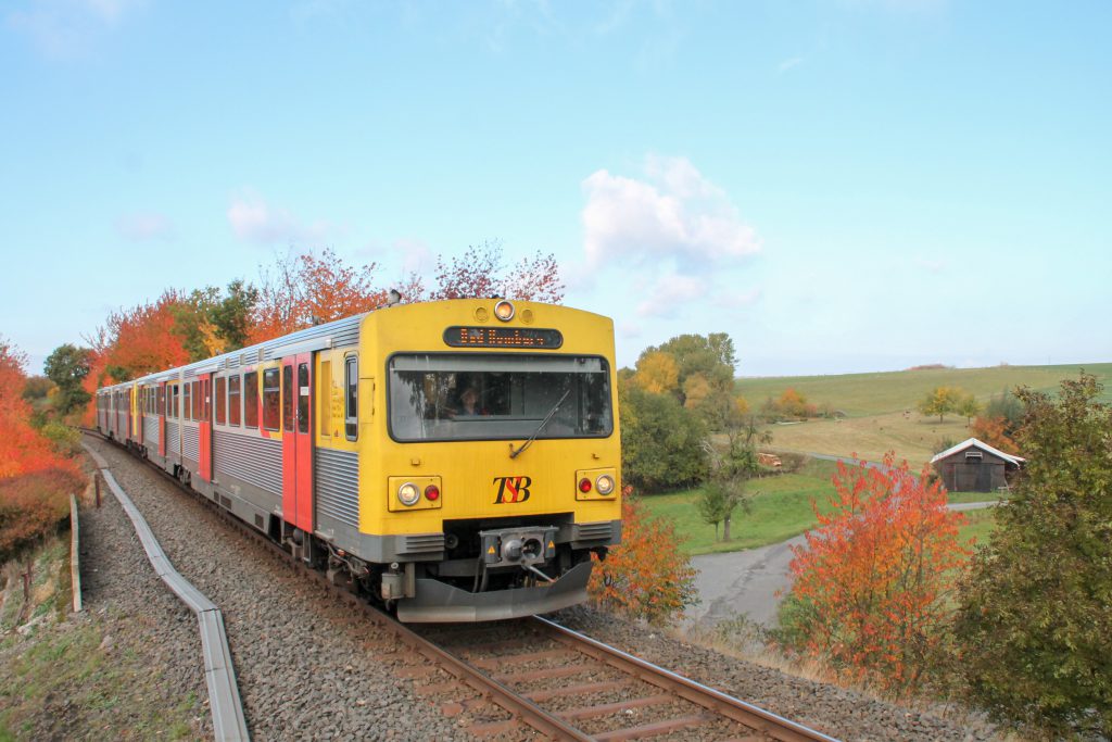 Zwei VT2E der HLB auf dem Bahndamm in Hundstadt auf der Taunusbahn, aufgenommen am 27.10.2016.