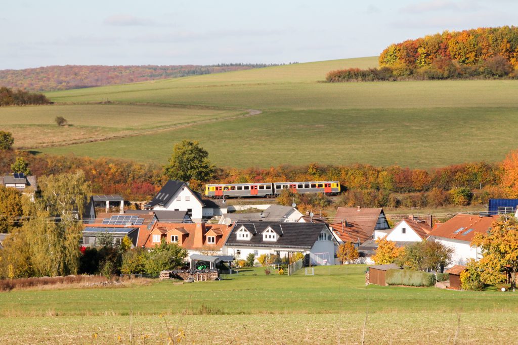 Ein VT2E der HLB in der Steigung bei Hundstadt, aufgenommen am 29.10.2016.