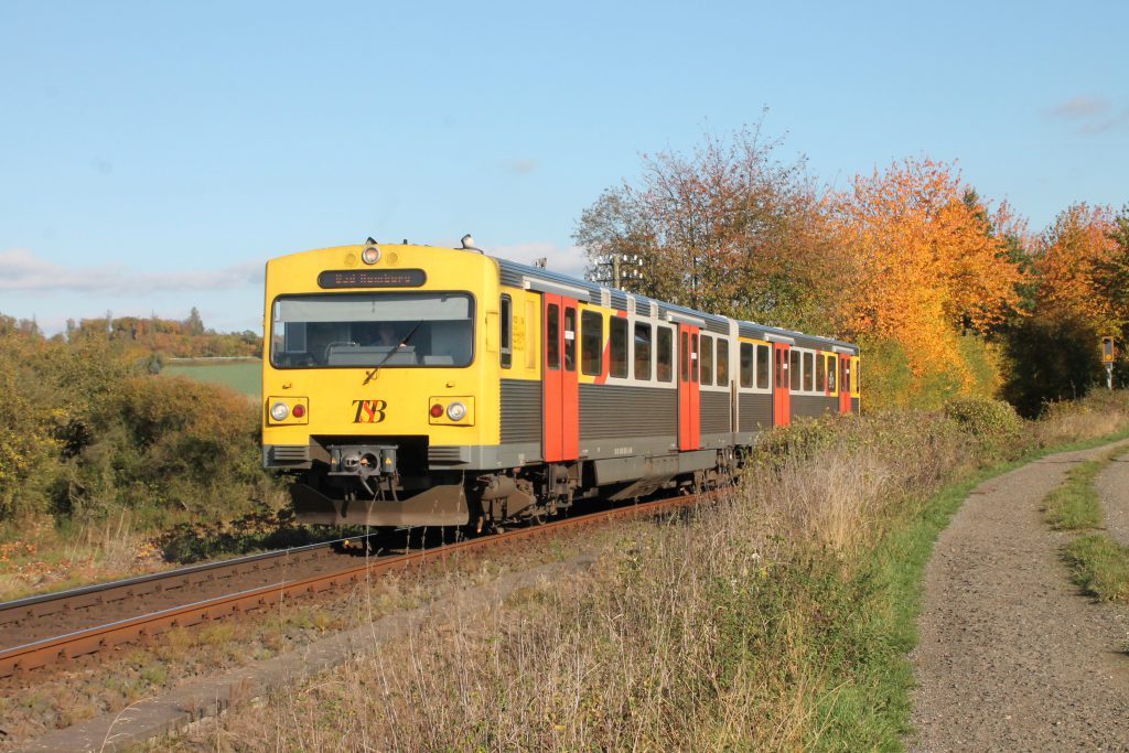 Ein VT2E der HLB bei Hundstadt auf der Taunusbahn, aufgenommen am 29.10.2016.