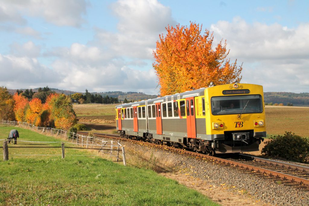 Ein VT2E der HLB an einem Pferdehof bei Neu Anspach auf der Taunusbahn, aufgenommen am 29.10.2016.