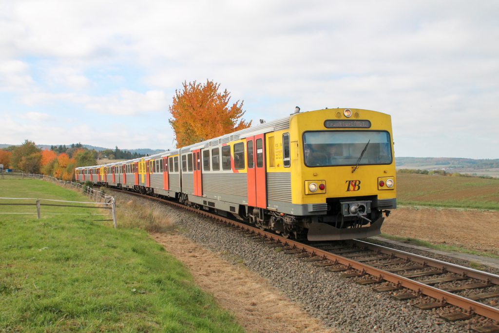 Drei VT2E der HLB an einem Pferdehof bei Neu Anspach auf der Taunusbahn, aufgenommen am 27.10.2016.