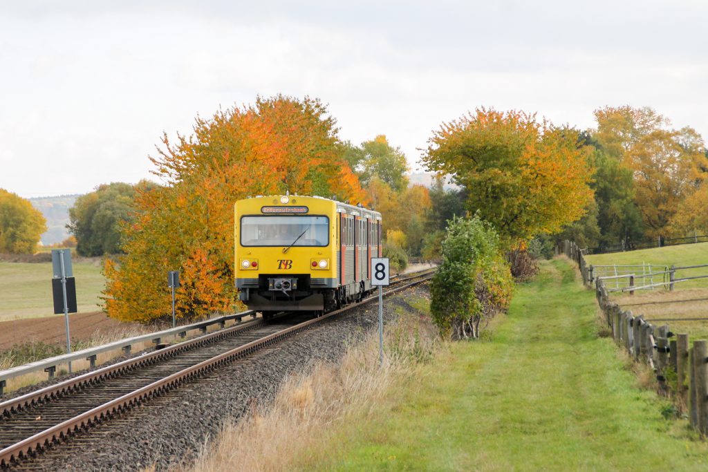 Ein VT2E der HLB bei Neu Anspach auf der Taunusbahn, aufgenommen am 29.10.2016.