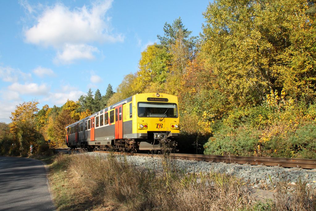 Ein VT2E der HLB verlässt den Bahnhof Saalburg auf der Taunusbahn, aufgenommen am 29.10.2016.