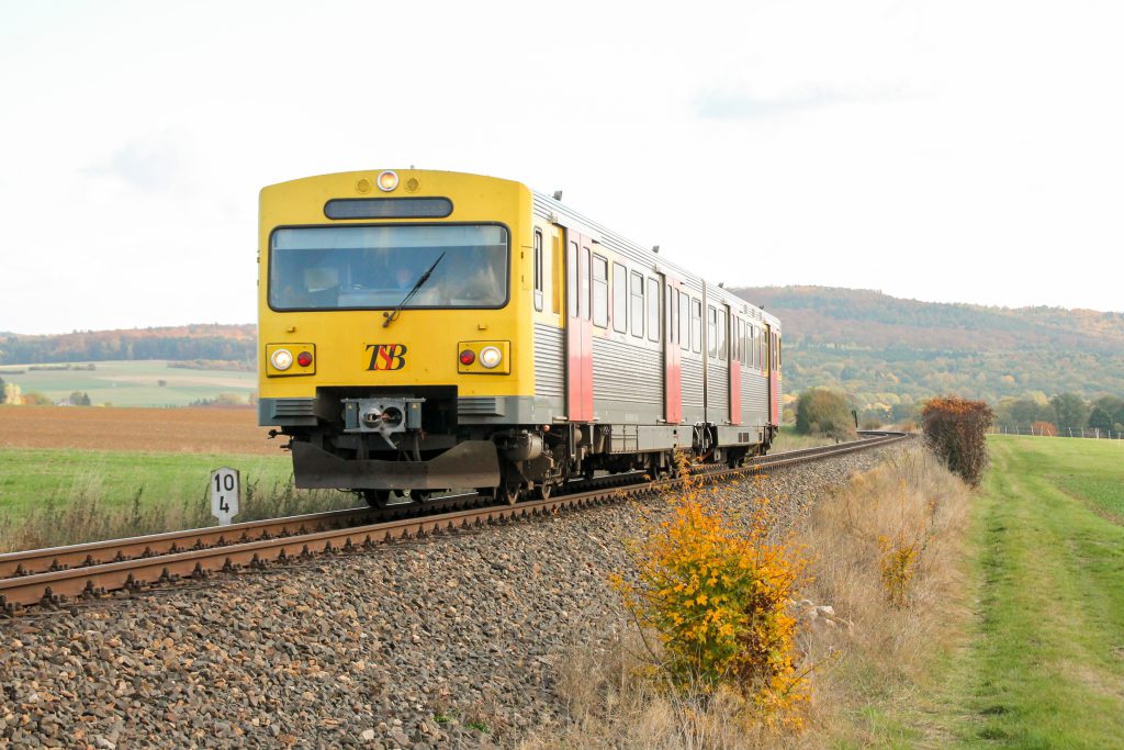 Ein VT2E der HLB bei Wehrheim auf der Taunusbahn, aufgenommen am 29.10.2016.