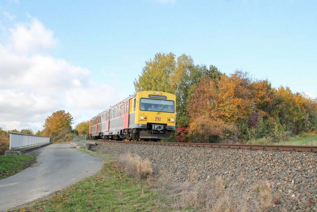 Ein VT2E der HLB auf einer Brücke bei Wehrheim auf der Taunusbahn, aufgenommen am 29.10.2016.