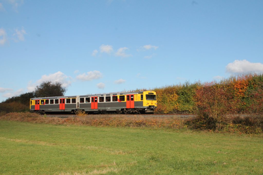 Ein VT2E der HLB verlässt Wehrheim auf der Taunusbahn, aufgenommen am 29.10.2016.