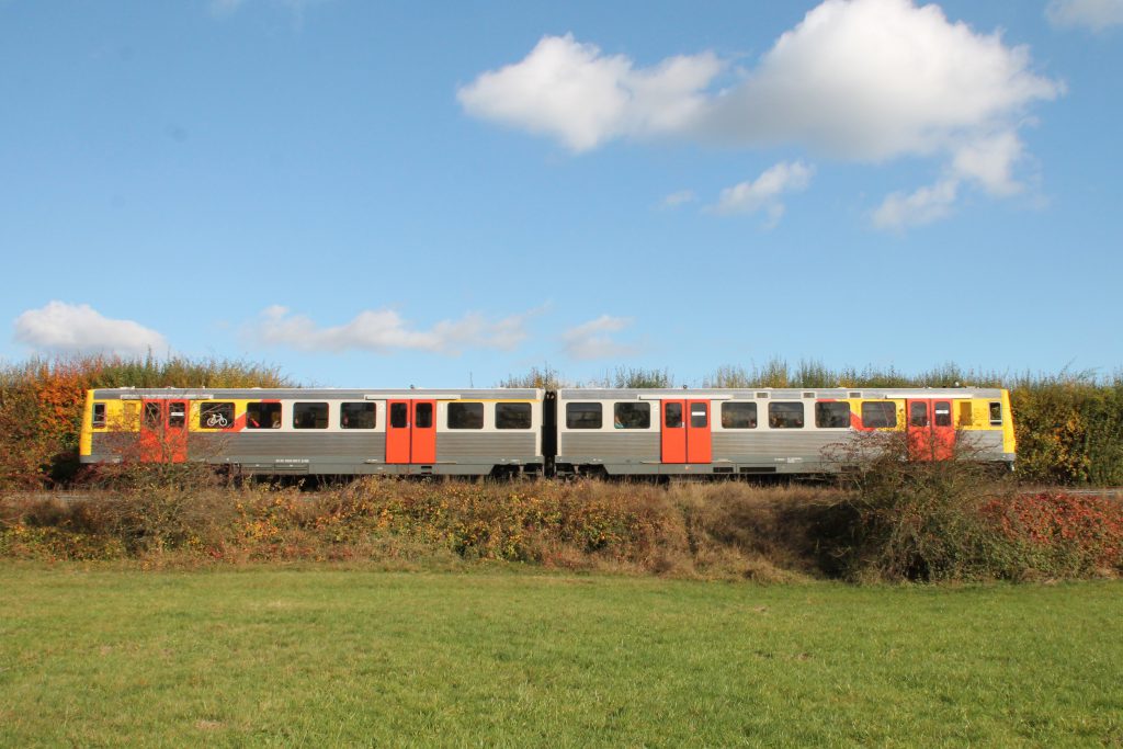 Ein VT2E der HLB im Feld bei Wehrheim auf der Taunusbahn, aufgenommen am 29.10.2016.