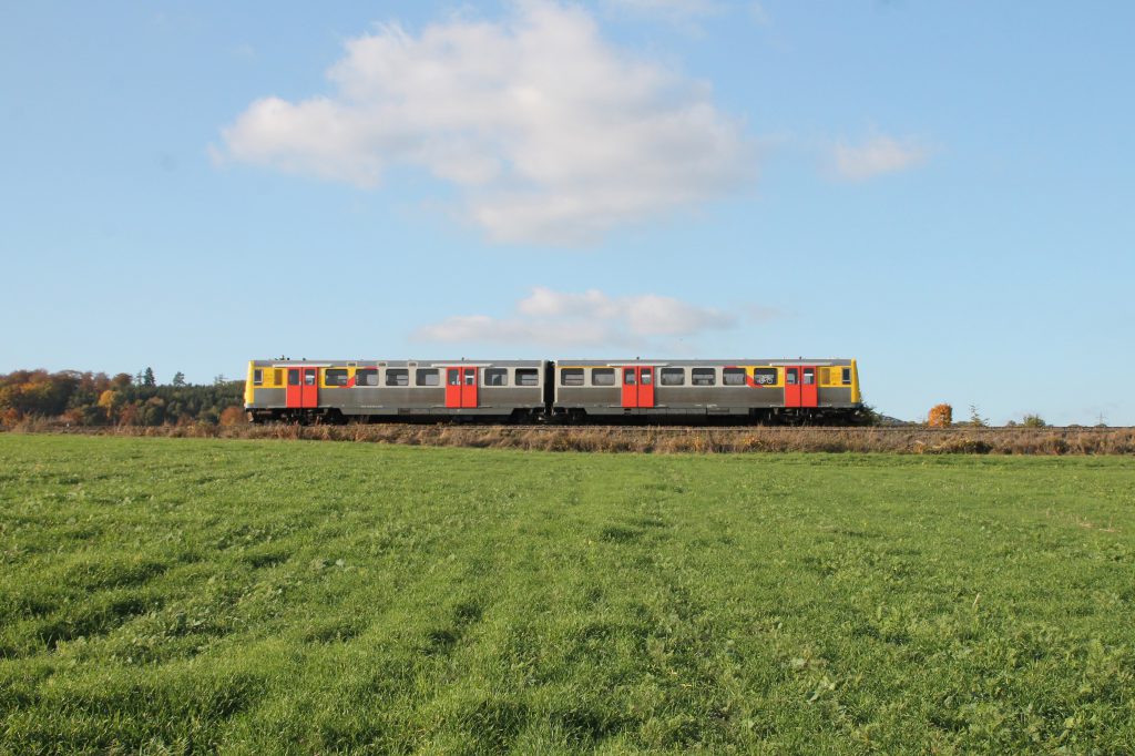 Ein VT2E der HLB im Feld bei Westerfeld auf der Taunusbahn, aufgenommen am 29.10.2016.