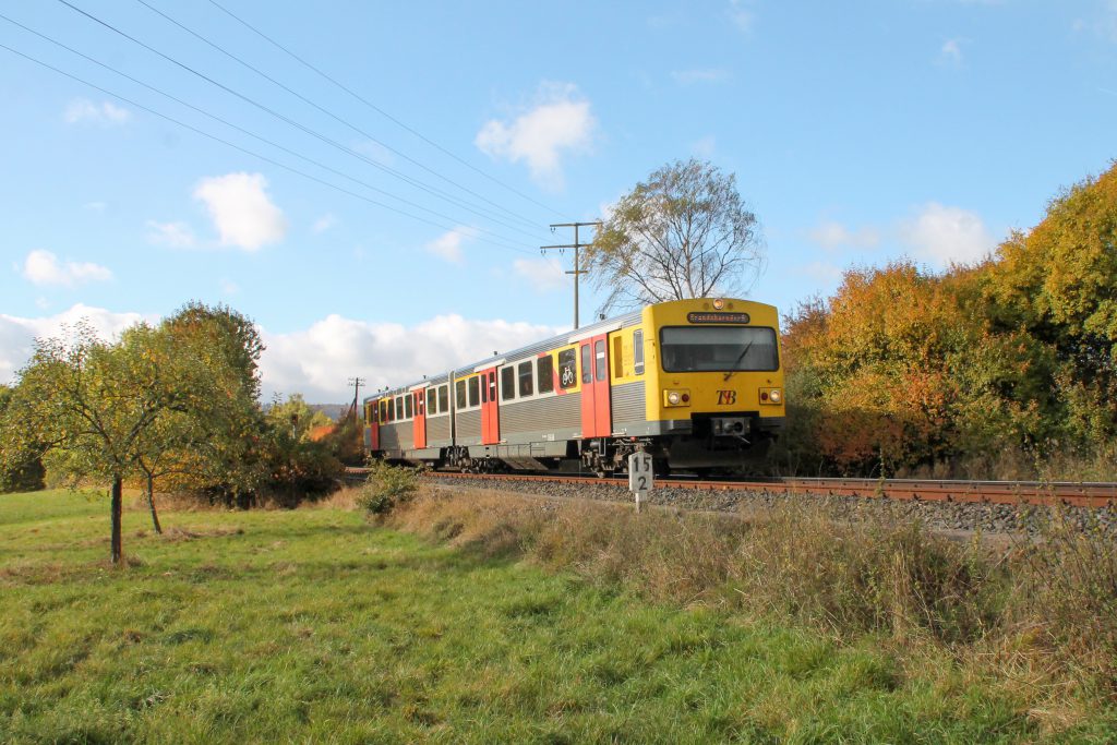 Ein VT2E der HLB an einer Obstwiese bei Westerfeld auf der Taunusbahn, aufgenommen am 29.10.2016.