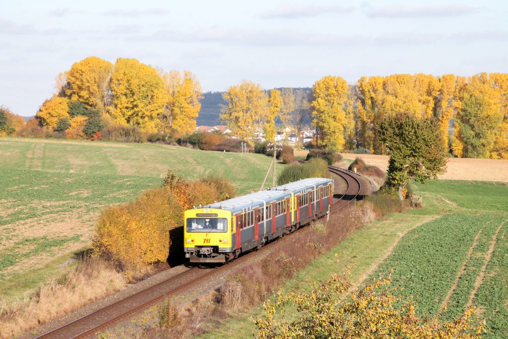 Zwei VT2E der HLB im Feld bei Westerfeld auf der Taunusbahn, aufgenommen am 29.10.2016.