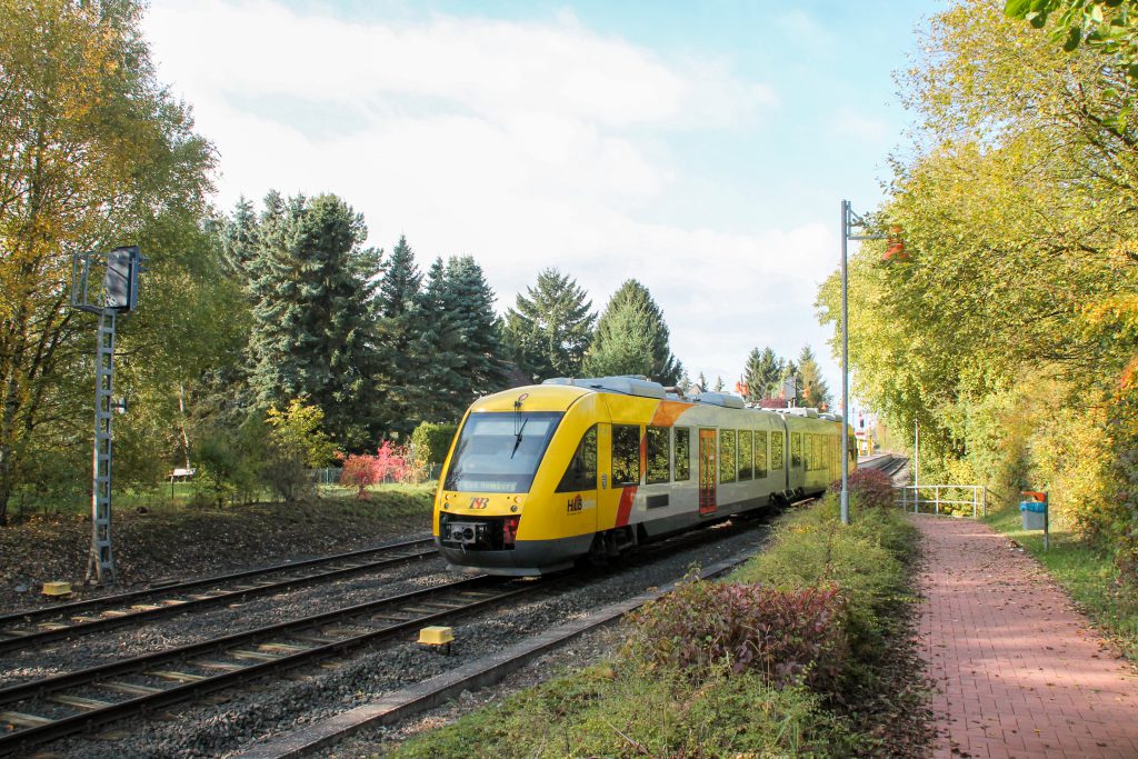 648 409 verlässt Wilhelmsdorf auf der Taunusbahn, aufgenommen am 27.10.2016.