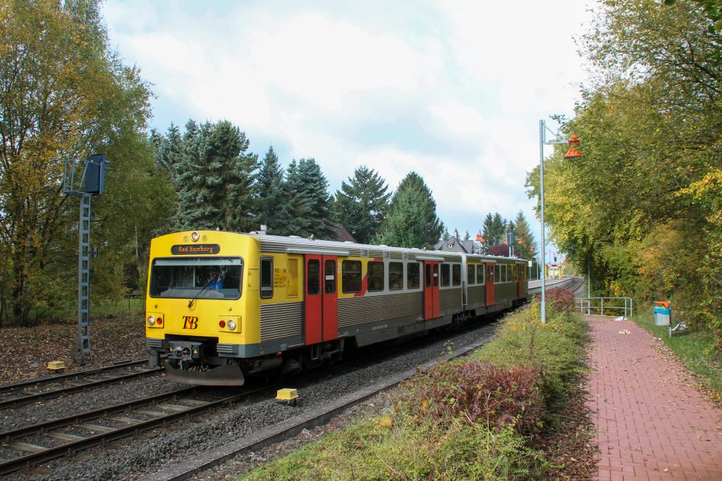 Ein VT2E der HLB verlässt den Bahnhof Wilhelmsdorf auf der Taunusbahn, aufgenommen am 29.10.2016.