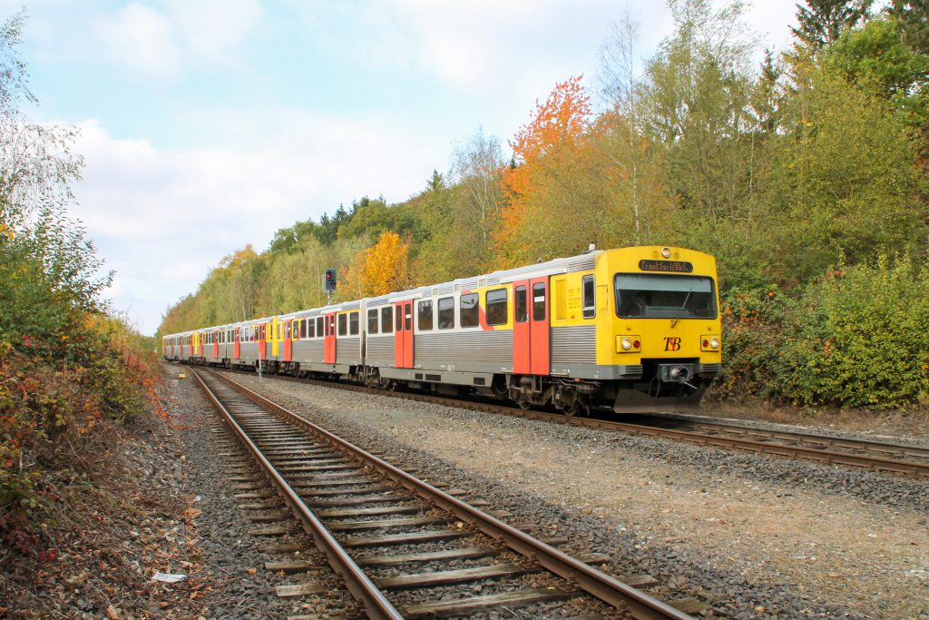 Drei VT2E der HLB fahren in den Bahnhof Wilhelmsdorf auf der Taunusbahn ein, aufgenommen am 27.10.2016.