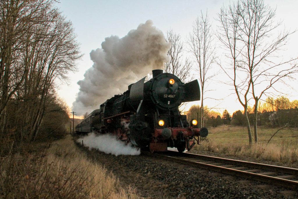 52 4867 bei Auringen auf der Ländchesbahn ein, aufgenommen am 03.12.2016.