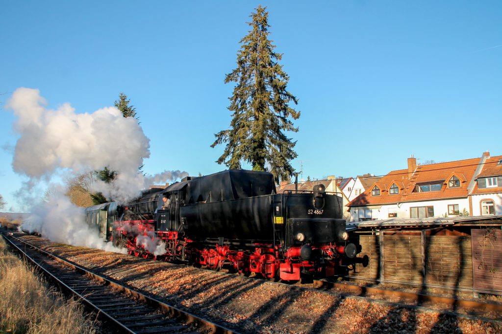 52 4867 bei der Ausfahrt in Wiesbaden-Igstadt auf der Ländchesbahn, aufgenommen am 03.12.2016.