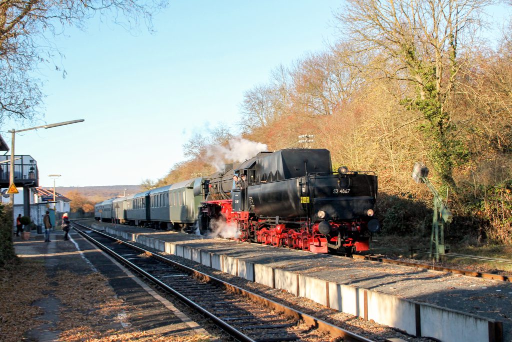 52 4867 am Bahnsteig in Wiesbaden-Igstadt auf der Ländchesbahn, aufgenommen am 03.12.2016.