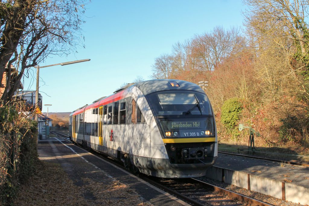 642 405 hält im Bahnhof Wiesbaden-Igstadt auf der Ländchesbahn, aufgenommen am 03.12.2016.