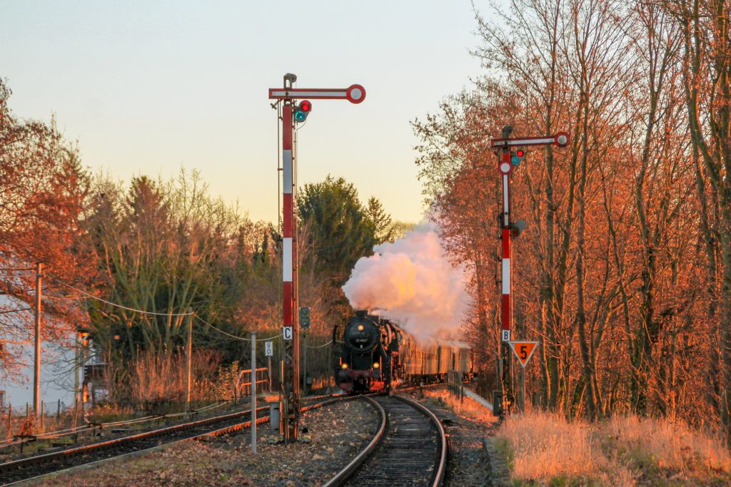 52 4867 auf der Einfahrweiche in Wiesbaden-Igstadt auf der Ländchesbahn, aufgenommen am 03.12.2016.