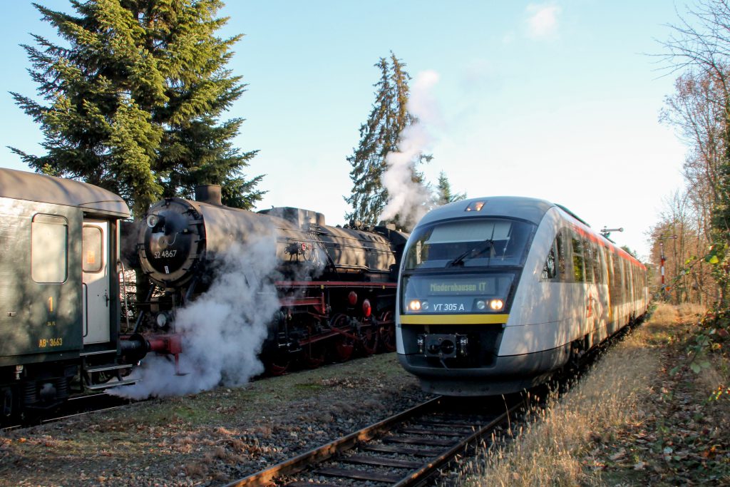 Zugkreuzung auf der Ländchesbahn in Wiesbaden-Igstadt zwischen 52 4867 und 642 405, aufgenommen am 03.12.2016.