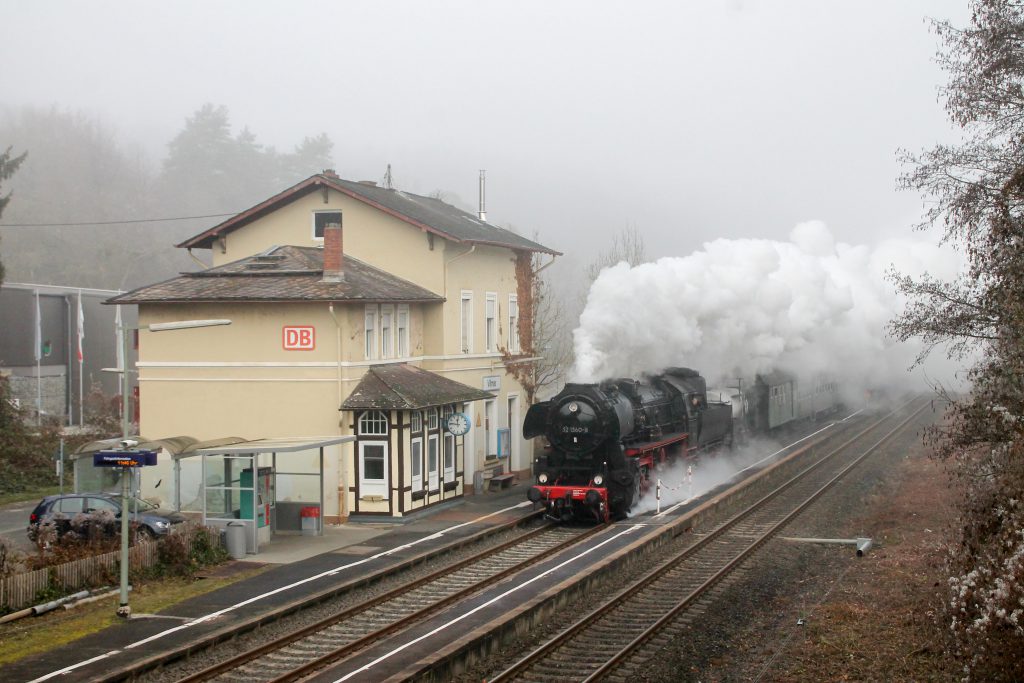 52 1360 durcheilt Villmar auf der Lahntalbahn, aufgenommen am 03.12.2016.