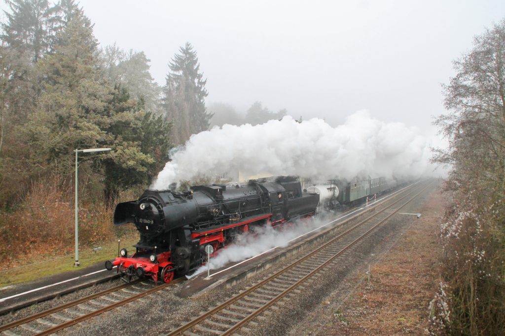 Mit einer großen Dampfwolke durcheilt 52 1360 Villmar auf der Lahntalbahn, aufgenommen am 03.12.2016.