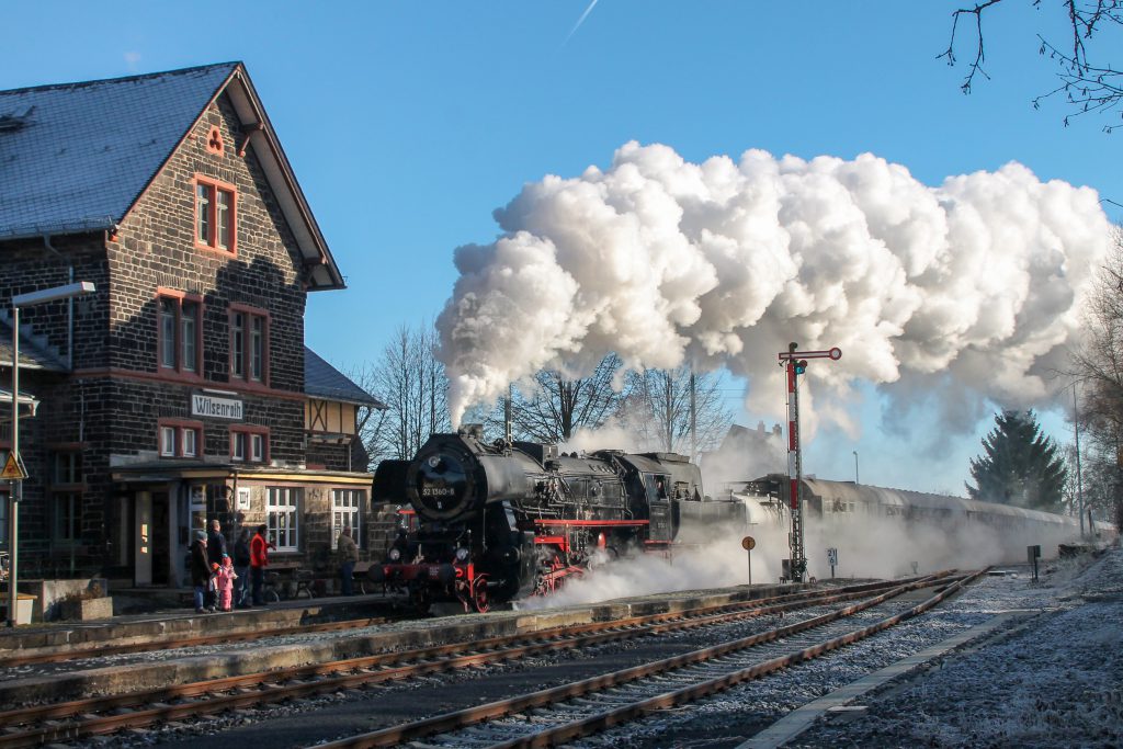 52 1360 vor dem Bahnhofsgebäude in Wilsenroth auf der Oberwesterwaldbahn, aufgenommen am 03.12.2016.