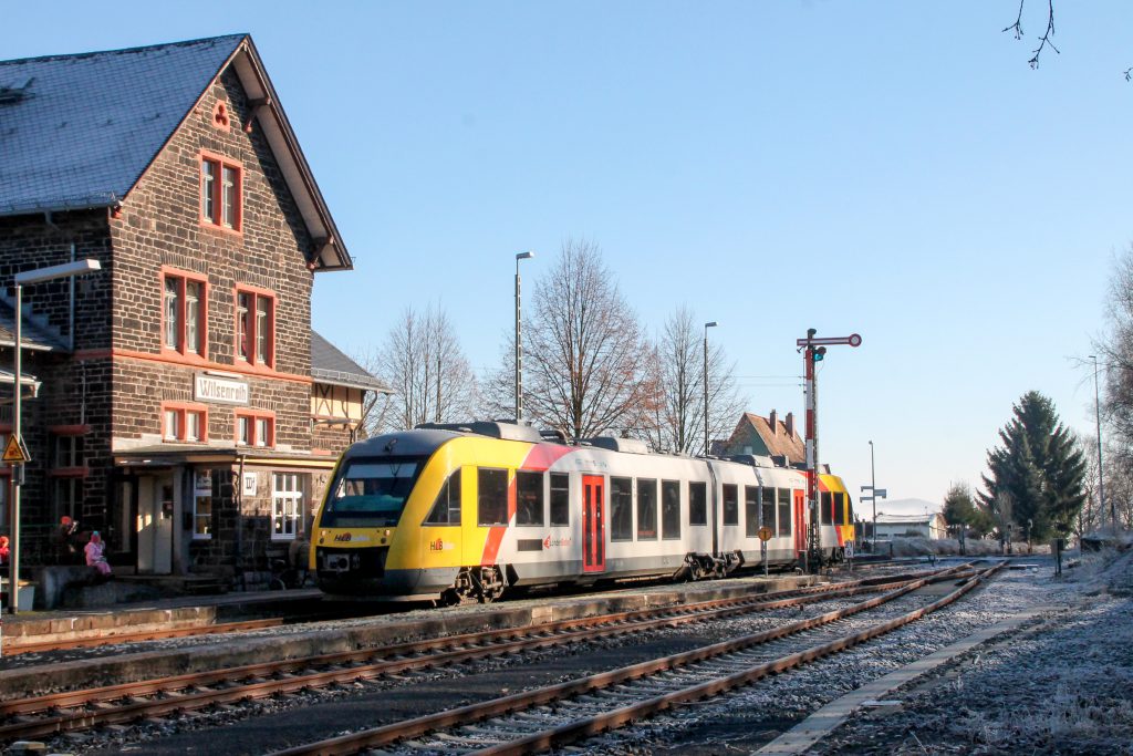 Ein LINT der HLB hält im Bahnhof Wilsenroth auf der Oberwesterwaldbahn, aufgenommen am 03.12.2016.