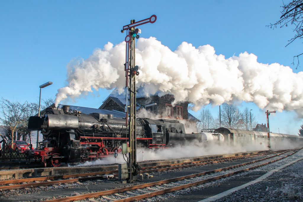 52 1360 durcheilt den Bahnhof Wilsenroth auf der Oberwesterwaldbahn, aufgenommen am 03.12.2016.