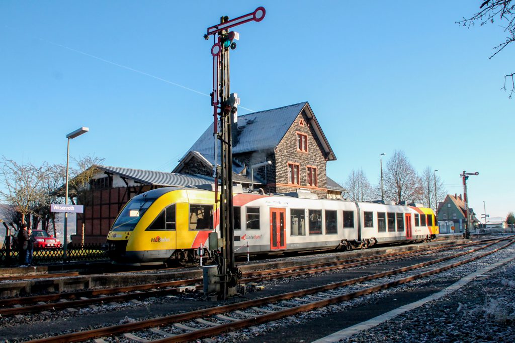 Ein LINT der HLB hält in Wilsenroth auf der Oberwesterwaldbahn, aufgenommen am 03.12.2016.