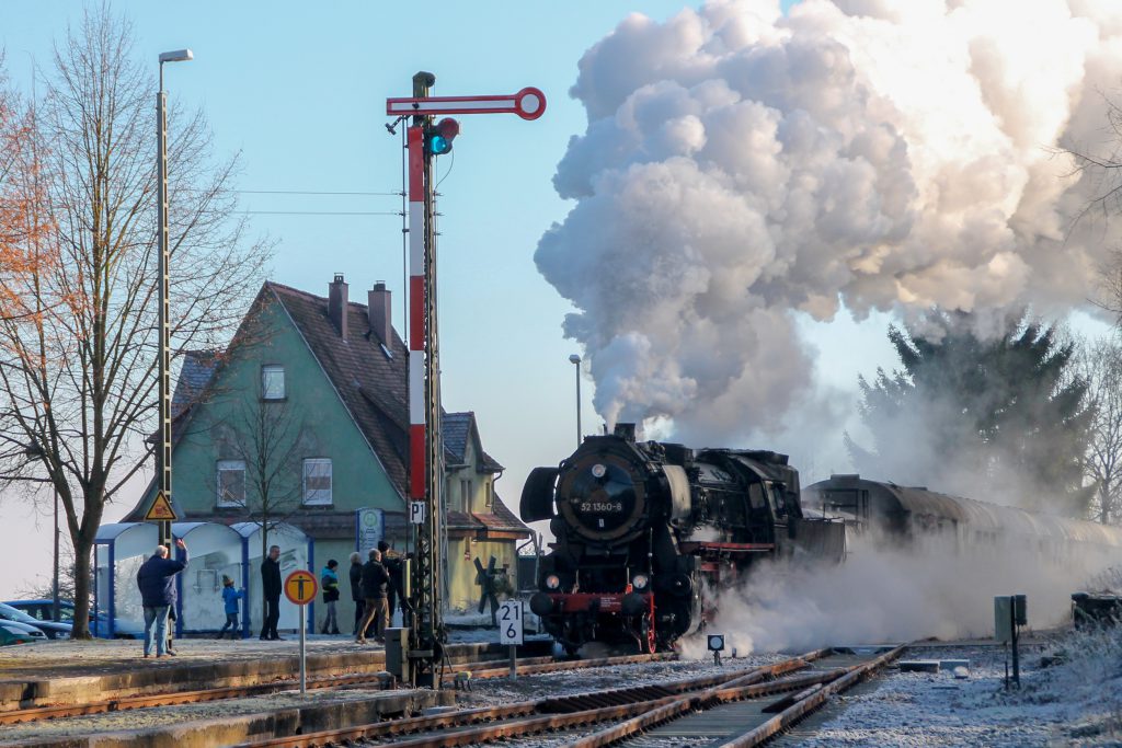 52 1360 bei der Einfahrt in den Bahnhof Wilsenroth auf der Oberwesterwaldbahn, aufgenommen am 03.12.2016.